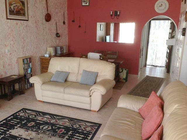 Apartment - A WELL PRESENTED 2 BEDROOM.. - 2