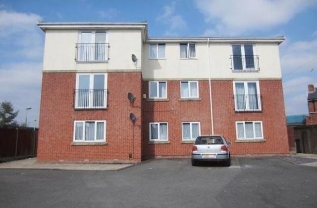 2 Bed Flat/Apartment To Let - 2
