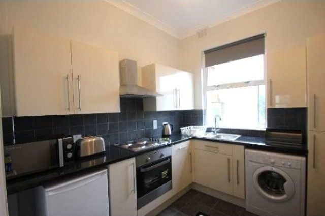 2 Bed Flat/Apartment To Let in London - 2