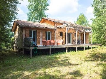 Stunning 3 bed lakeside retreat with a..