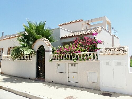 4 BED VILLA WITH HUGE POTENTIAL