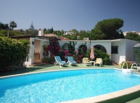 Villa for sale in Artola Baja..