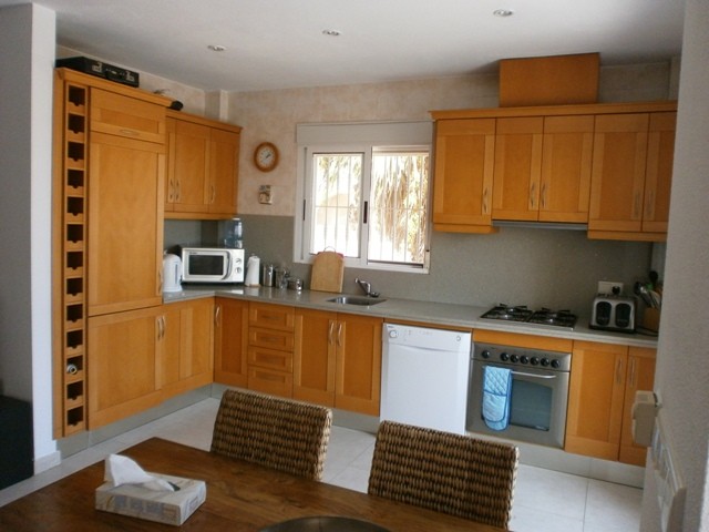 4 Bedroom 2 Bathroom Detached with.. - 2