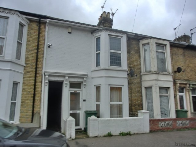 3 bedroom house in SHEERNESS - 2