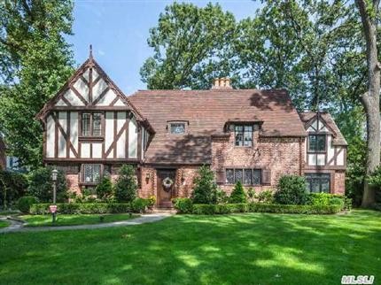 369 Ryder Rd Manhasset, NY 11030