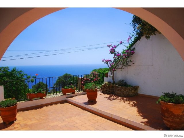 Apartment with sea views