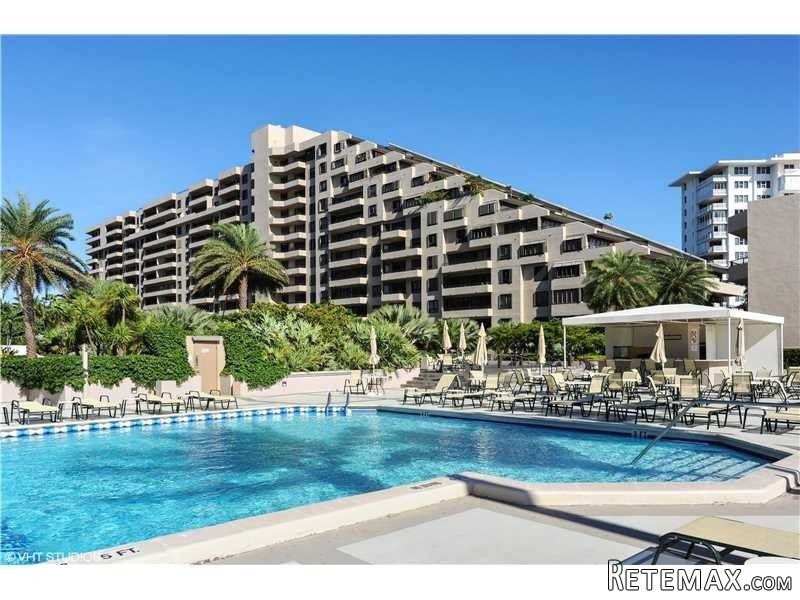 2 bedroom Flat For Sale: 251 Crandon..