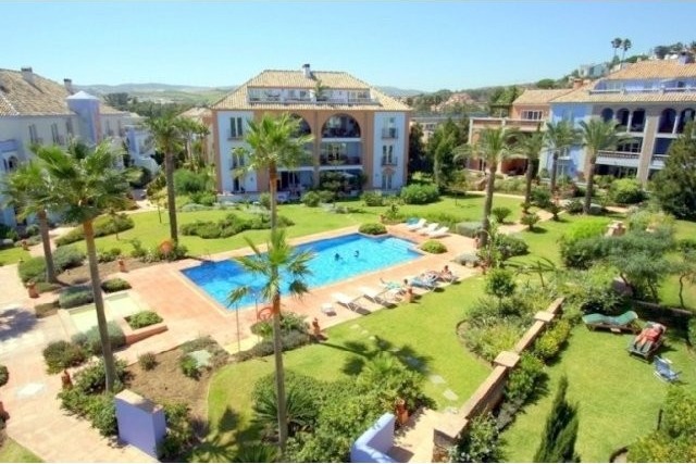 Front Line Beach Apartment with Direct..