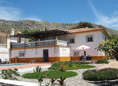 Villa - Ideally situated on the edge of..