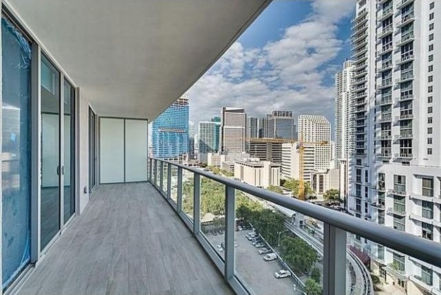 2 bedroom Flat For Sale: 1100 S MIAMI..