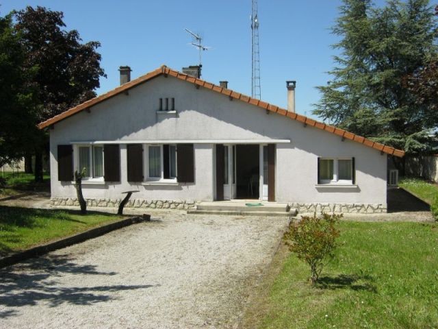 Detached single storey house close to..