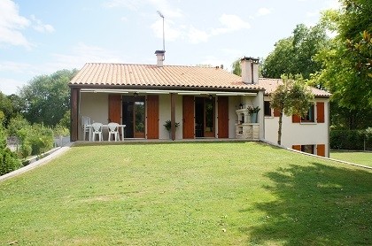 Lovely modern property within walking..