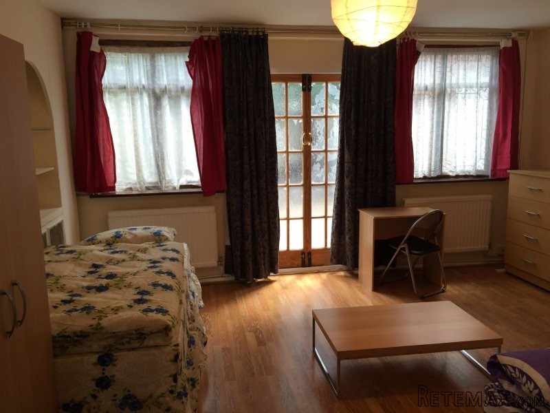 Room share for men, Zone 2, Mile End