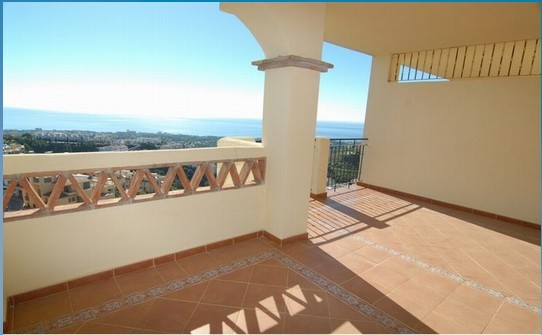 2 Bed Apartment for sale in Calahonda