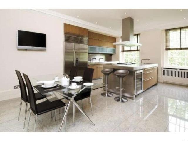 7 bed flat to rent in Park Road, St.. - 2