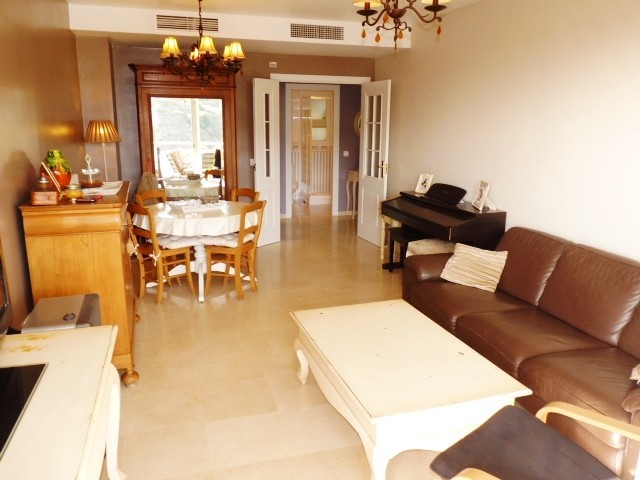 Apartment - Apartment - Middle Floor.. - 2