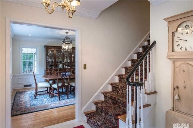 32 Strickland Pl Manhasset, NY 11030 - 2