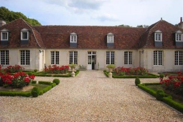 6 bedroom Manor House For Sale: 18000..