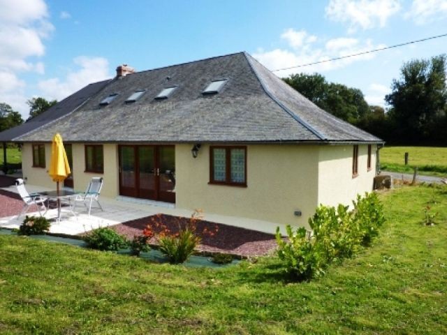 Lovely 3 Bed Fully Renovated Home Near..