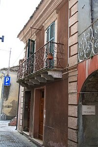 Stunning palazzo townhouse in a..