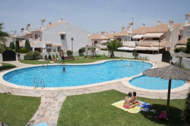 Nice 4 bed 2 bath townhouse - 2
