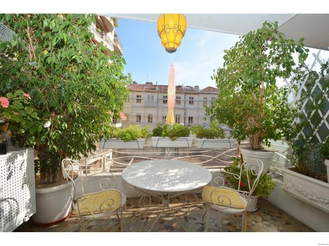 Spacious two bed in Carre d'Or - 2