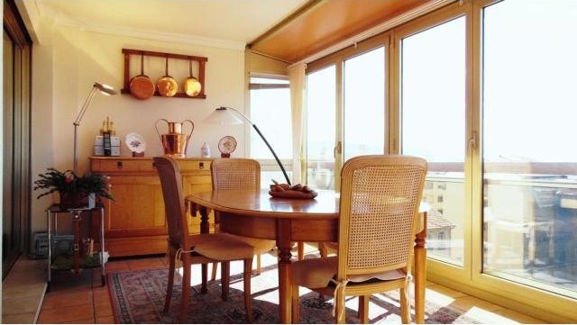 Top floor two bed with sea views in..