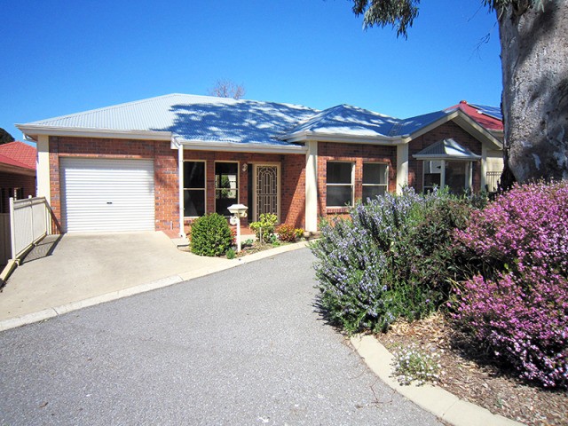 This lovely stand alone unit offers..