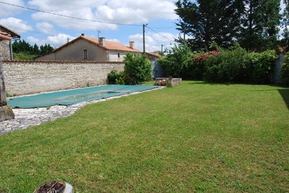 Gorgeous property with pool and garden - 2