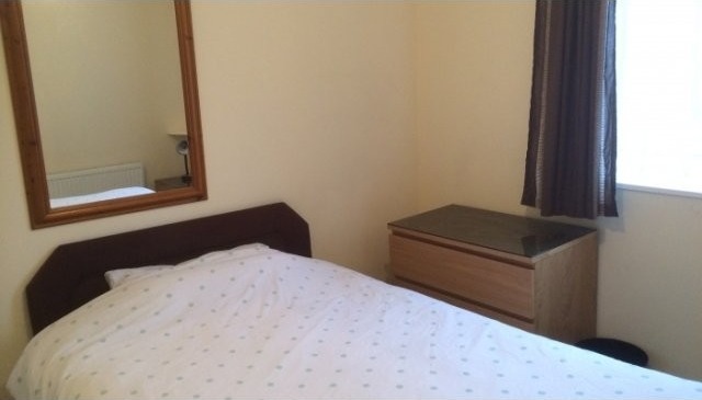 ROOM TO LET IN HOLLINSWOOD - ALL BILLS..
