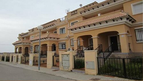 A 3 BED 2 BATH TOWNHOUSE