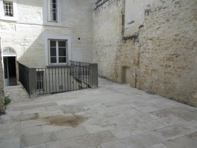 In the old town of Beaucaire 'immeuble..