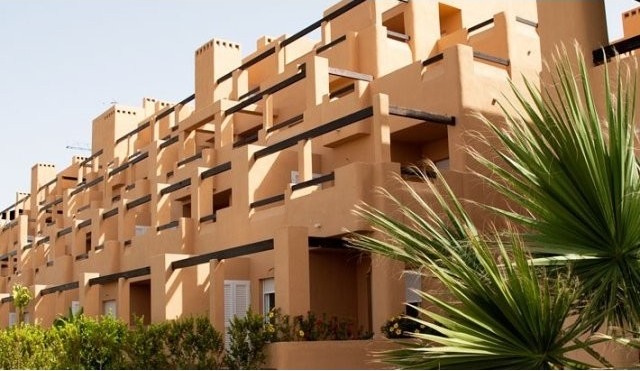 Superb 2 Bed Apartment Overlooking Lake