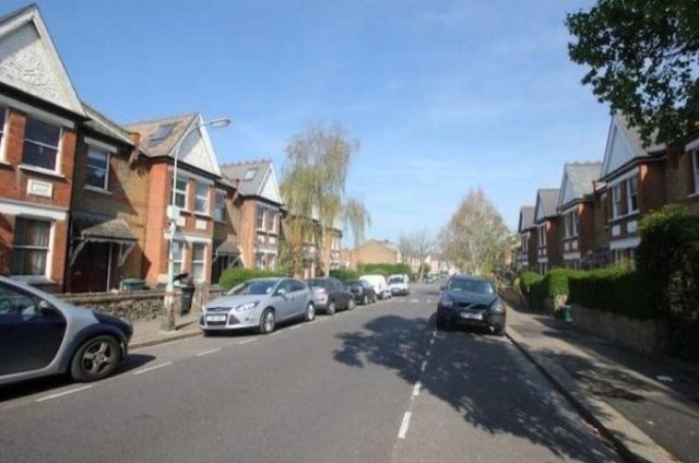 2 Bed Flat/Apartment To Let in London - 2