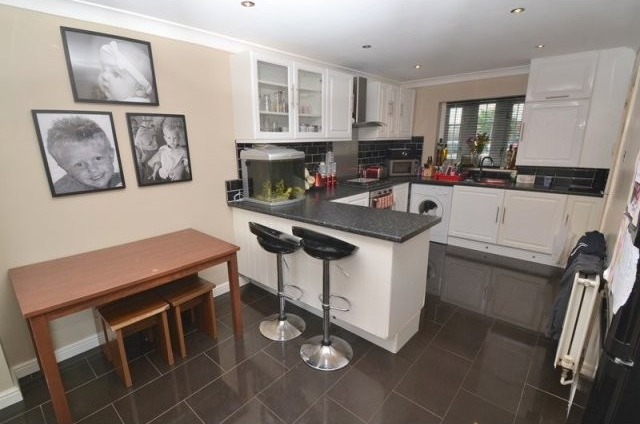 3 bedroom house in QUEENBOROUGH - 2