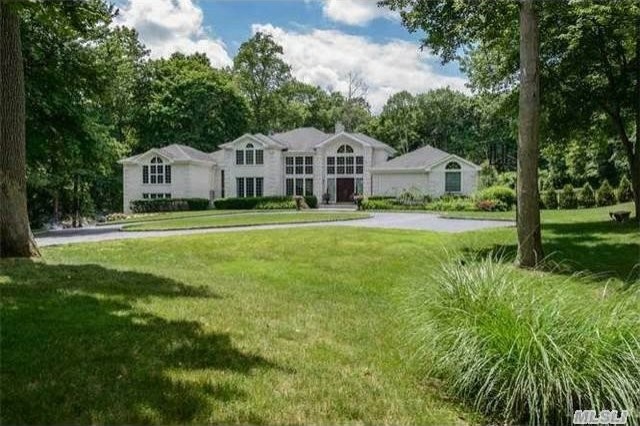 22 Evans Dr Brookville, NY 11545