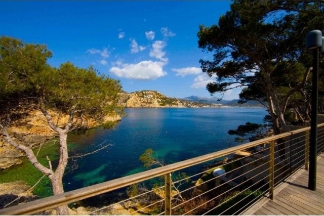 Modern -style apartment with sea views..