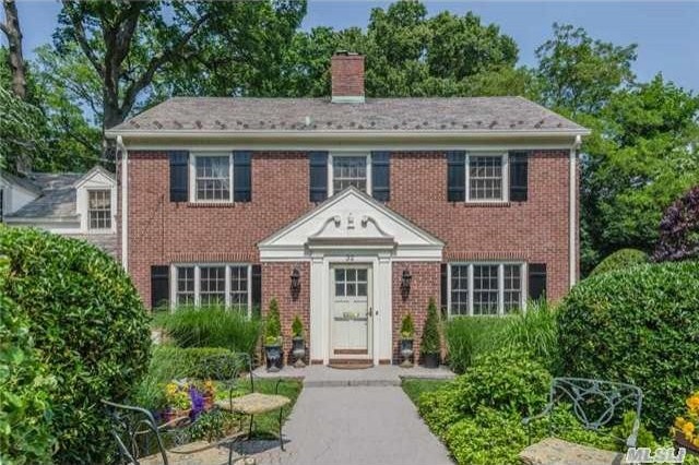 32 Strickland Pl Manhasset, NY 11030