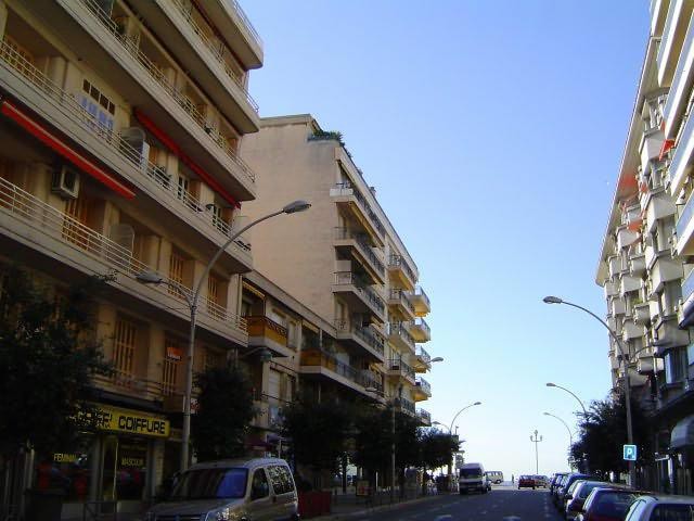 Ideal location close to seafront - 2