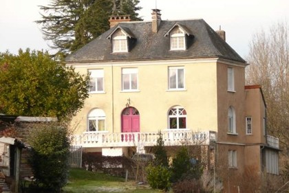 Beautiful 8-bed property bordered by..