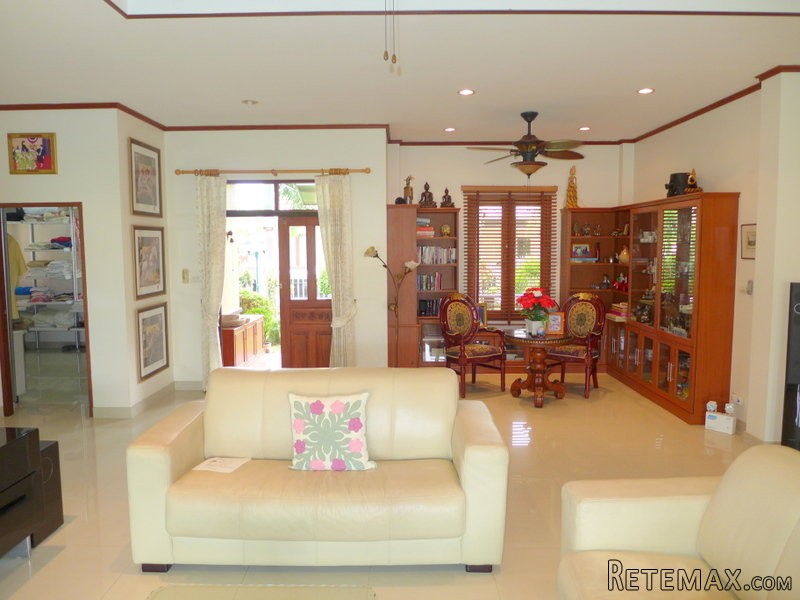 Chic 3 bedroom pool villa in safe..