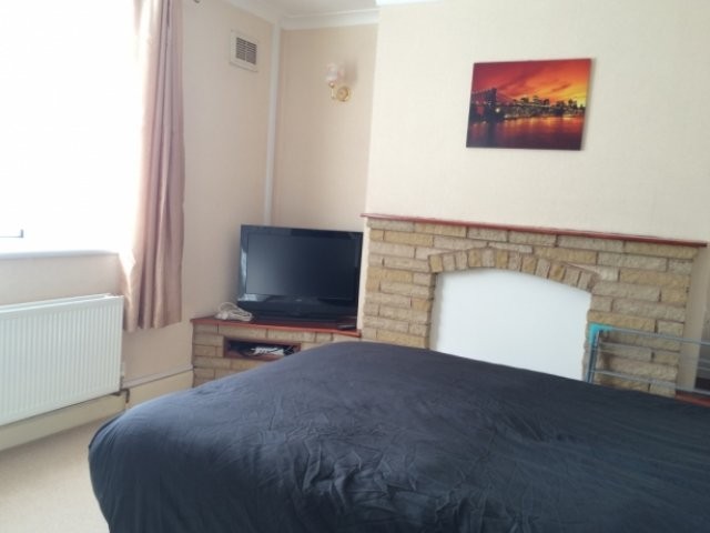 ROOM TO LET IN DAWLEY - ALL BILLS.. - 2