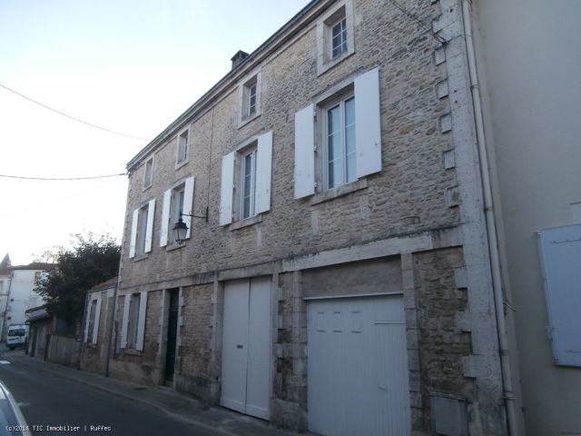 5 bedroom townhouse, with attached..