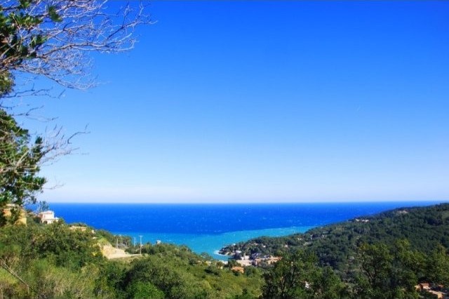 Sale - Plot with sea views near Sa..