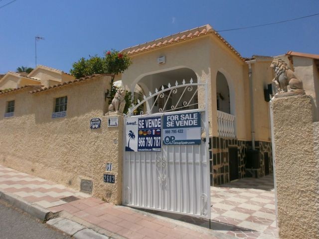 A detached 2 bedroom 1 bathroom..