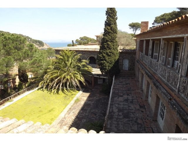 Hotel for sale close to the seafront of..