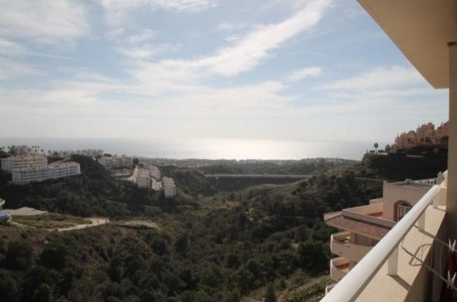 2 Bed Apartment for sale in Calahonda