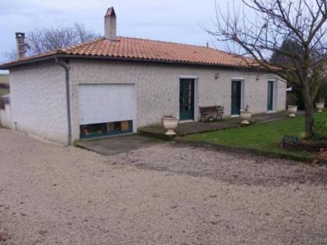 Single storey house about 2 mins from.. - 2