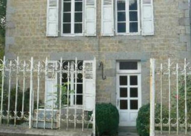 Nice Formal House Near to Town