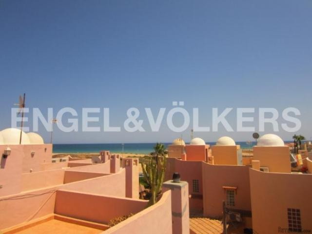 WONDERFUL TOWNHOUSE WITH DIRECT SEA..